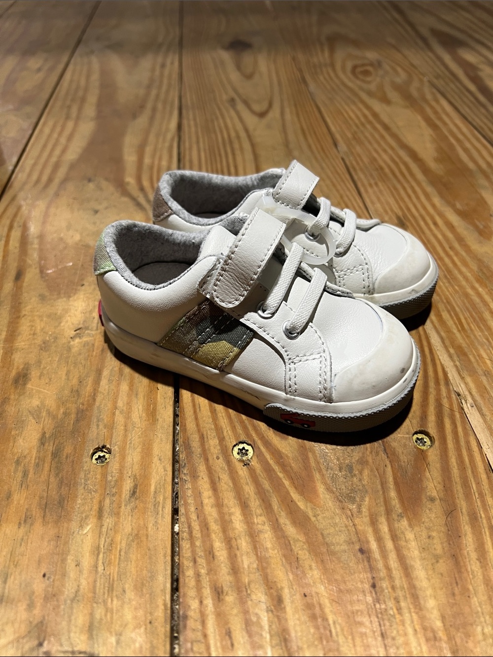 See Kai Run Lucci Camo Sneakers Infant 6 White Leather Green Camo Hook & Loop